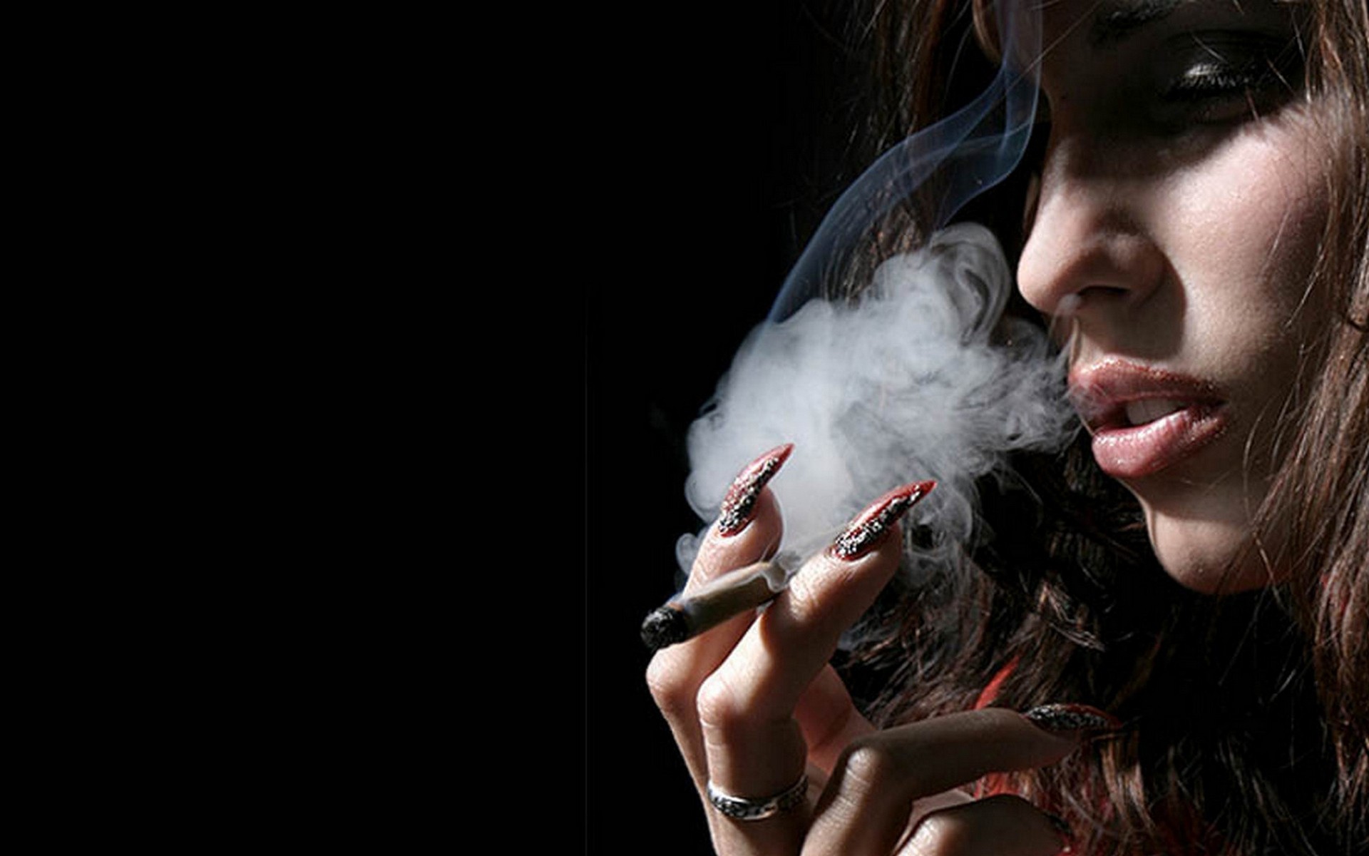 Курите дым песня. Девушка курит. Девушка с сигаретой. Девушка в дыму. Обои с курящей девушкой.